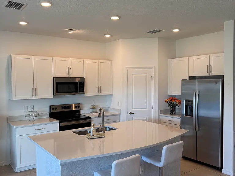 5730 Archipelago — Photo 3