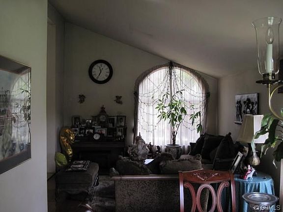 5th image of 927 N Carriage Ln