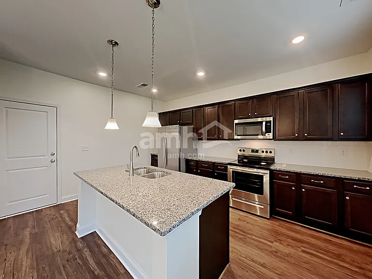 2128 Laurel Village Cir — Photo 4
