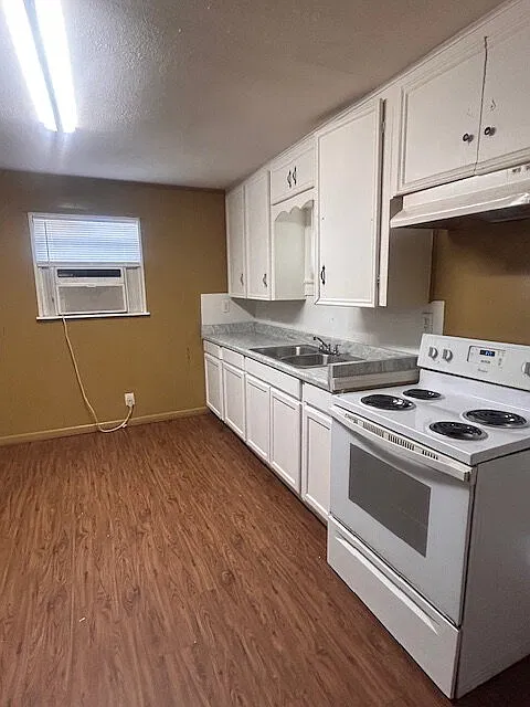 3 bed, 1.0 bath, 912 sqft, $725 — Photo 2