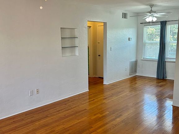 2nd image of 1120 Beach Dr NE Unit 4