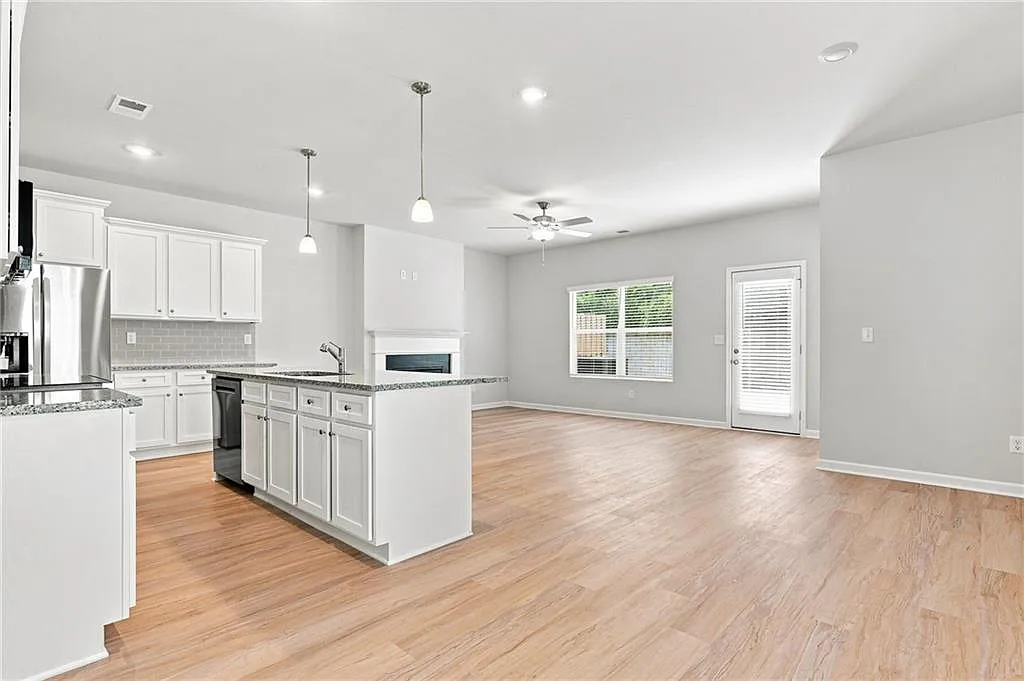 4 bed, 2.5 bath, 1805 sqft, $2,400 — Photo 4