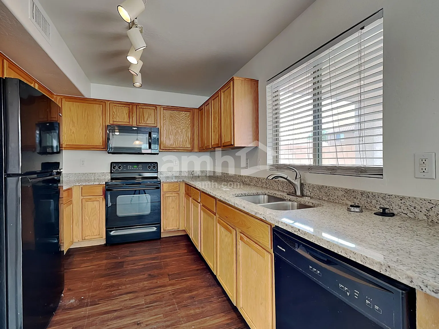 4 bed, 3.0 bath, 1965 sqft, $1,935 — Photo 3