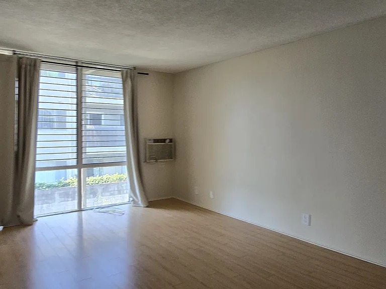 477 S El Molino Ave #5 — Photo 4