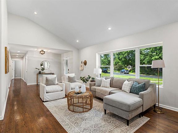 4th image of 9006 Stonebridge Dr