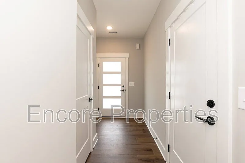 3 bed, 2.5 bath, 1642 sqft, $3,200 — Photo 3