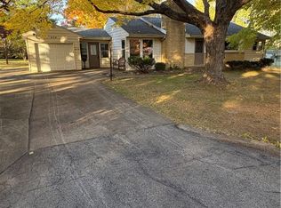 426 Fairmont Dr, Decatur, IL 62526