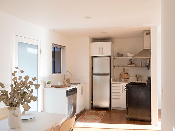 3rd image of 2117 Clinton St #306