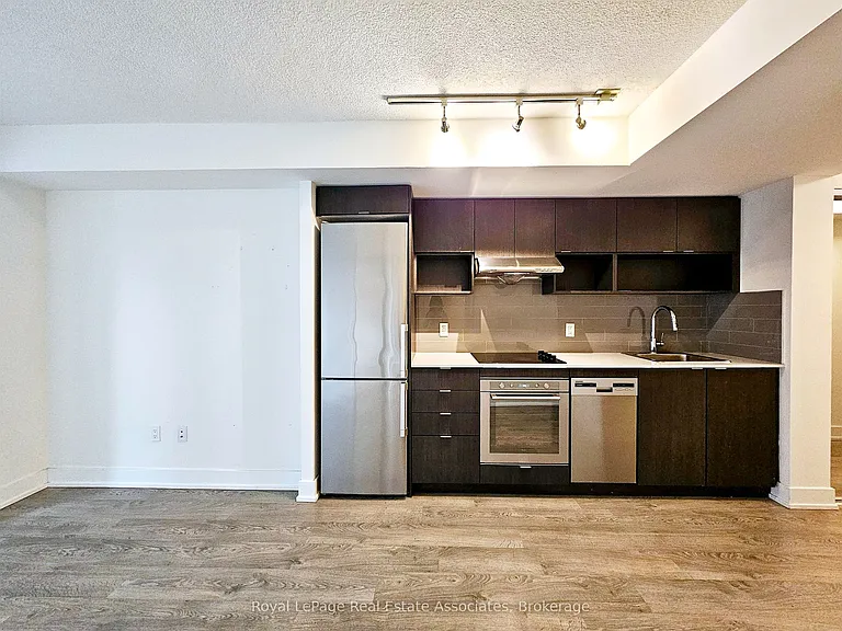 7 Mabelle Ave #905 — Photo 4