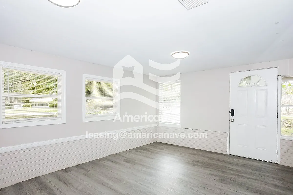 1728802_002_living_room_12816363.jpg - 618 Yates St NE