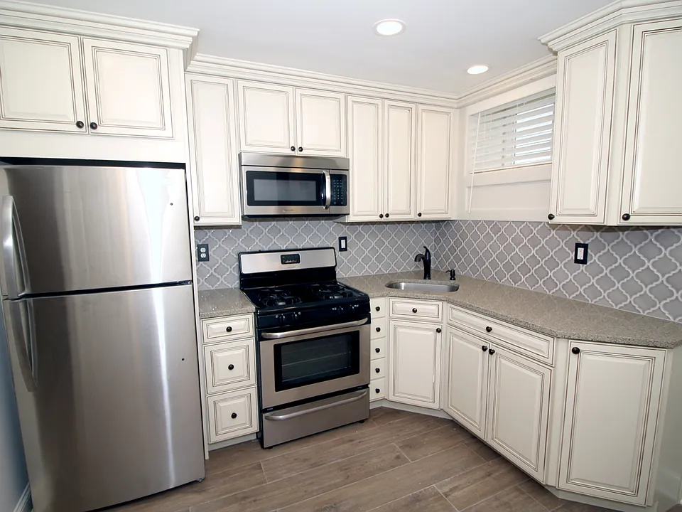 Beautiful Custom Kitchen w/ Stainless Steel Appliances