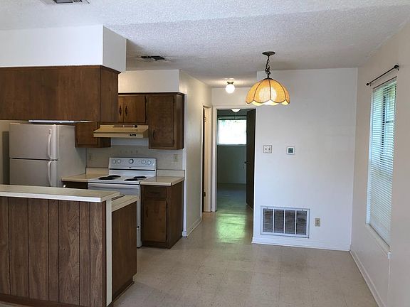 3rd image of 306 Whispering Oaks Ln