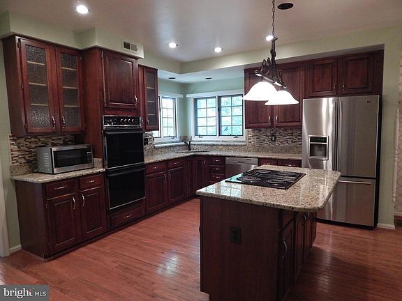 Gourmet Kitchen w/Granite, Wood Floors, big Pantry