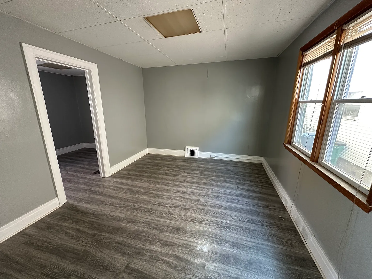 2 bed, 1000 sqft, $1,100 — Photo 2