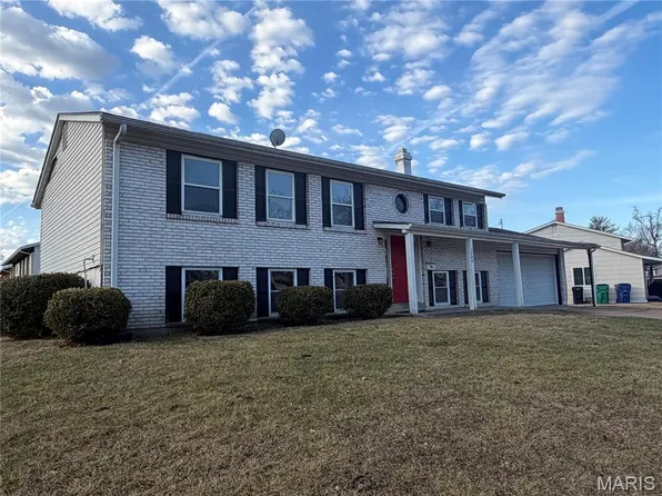 2290 Montagne Dr, Florissant, MO 63033