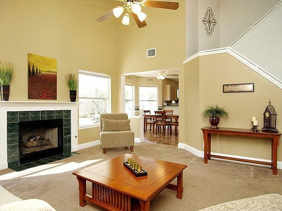 LIVING ROOM W/VAULTED CIELING