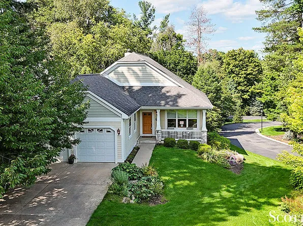 2975 Overlook Summit Dr SE, Grand Rapids, MI 49546