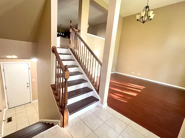 546 Grosvenor Ln — Photo 4