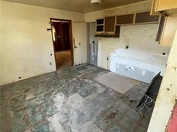3rd image of 1418 Pleasant St