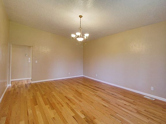 3rd image of 1642 Circle Dr