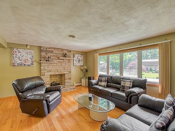 4th image of 121 Bassick Cir