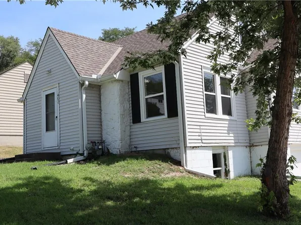 403 NE 41st St, Kansas City, MO 64116