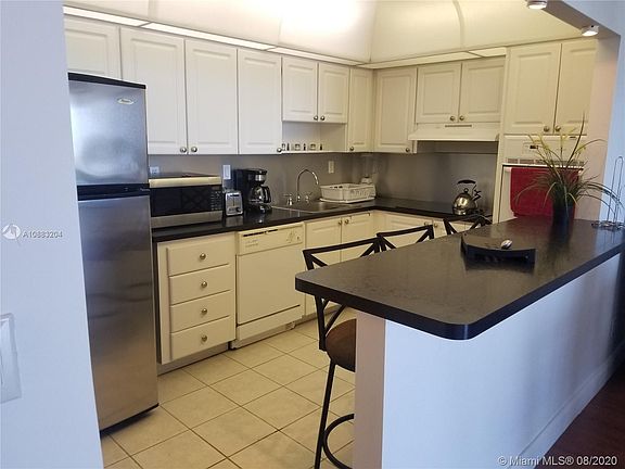 4th image of 19380 Collins Ave APT 922
