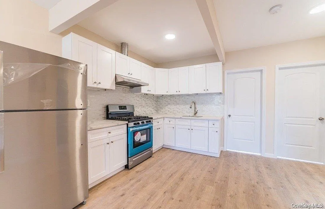 3 bed, 1.0 bath, 1100 sqft, $3,500 — Photo 1