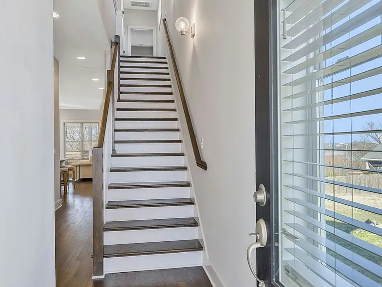 2318 Batavia St — Photo 29