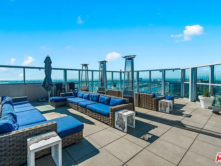 13700 Marina Pointe Dr #327 — Photo 50