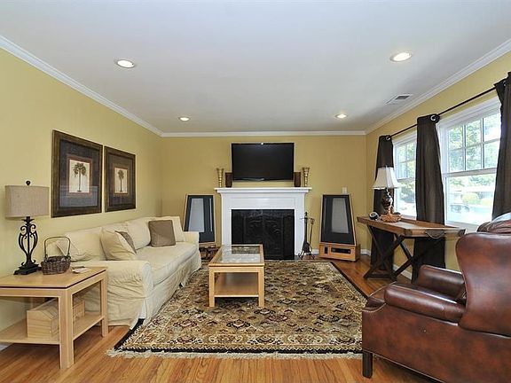 4th image of 1040 Hiller St