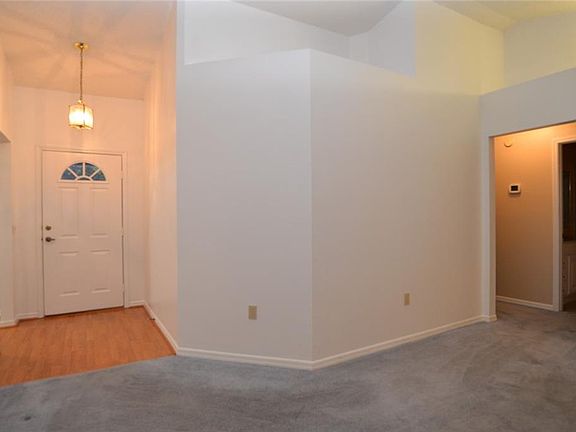 5th image of 335 Sterling Dr