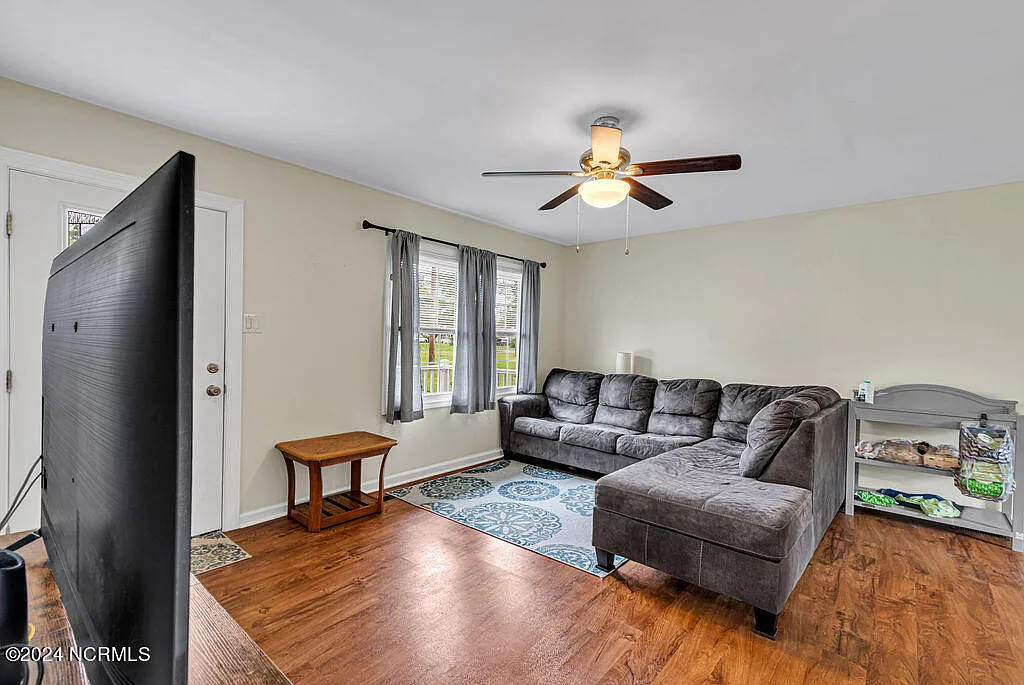 3 bed, 2.0 bath, 1010 sqft, $1,550 — Photo 3