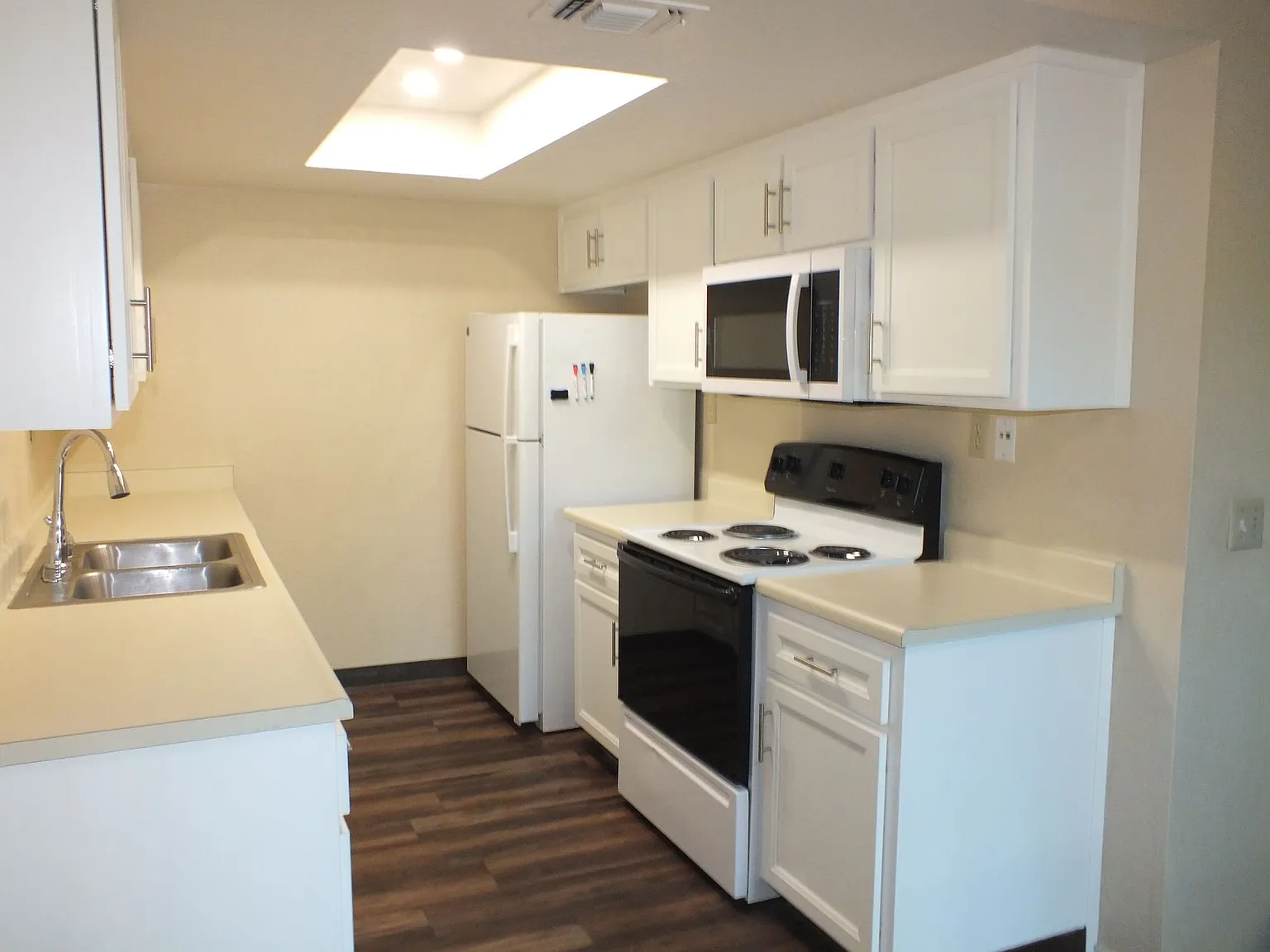 Cameron Park Townhouse apartments at La Crescenta Gardens — Photo 4