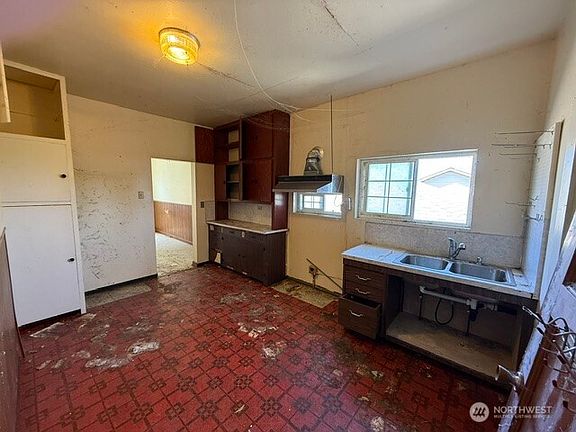 4th image of 2616 17th Avenue S