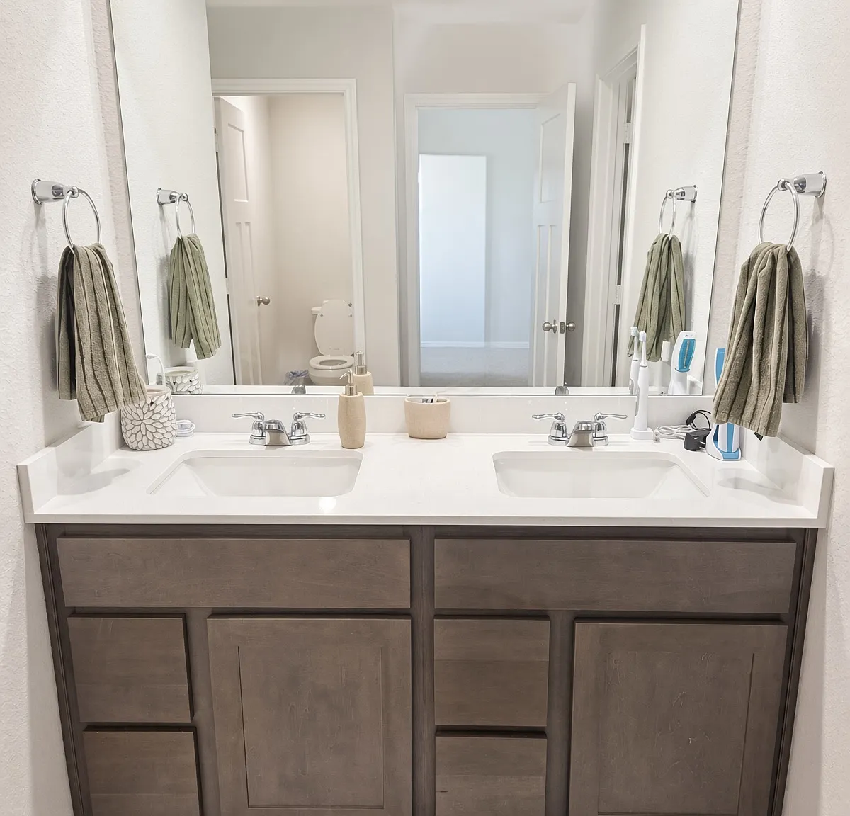 3 bed, 2.5 bath, 1971 sqft, $3,200 — Photo 4