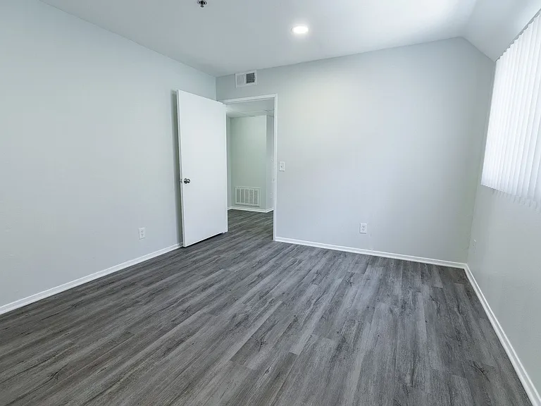 10755 Kling Street — Photo 16
