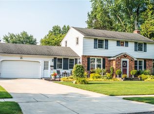 15 Cardinal Dr, Williamsville, NY 14221