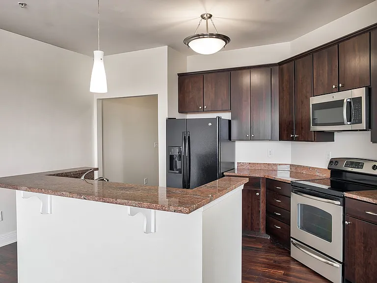 Maxwell Apartments — Photo 8
