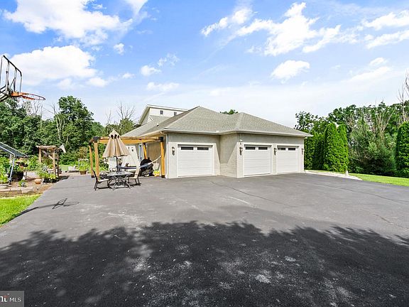 3rd image of 213 Cross Rd