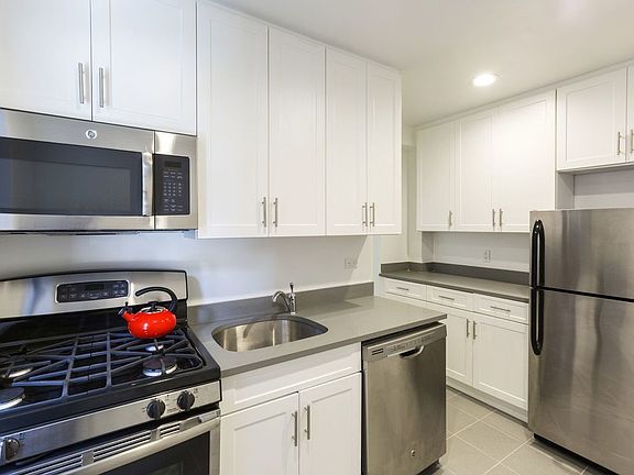 4th image of 3135 Crescent St APT 3K