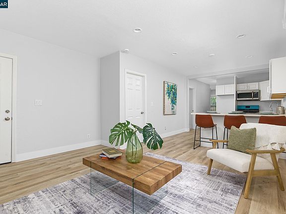 5th image of 226 W 9th St