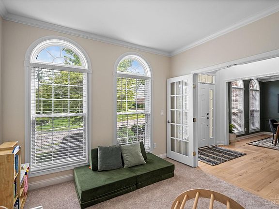 4th image of 392 Forest Edge Dr