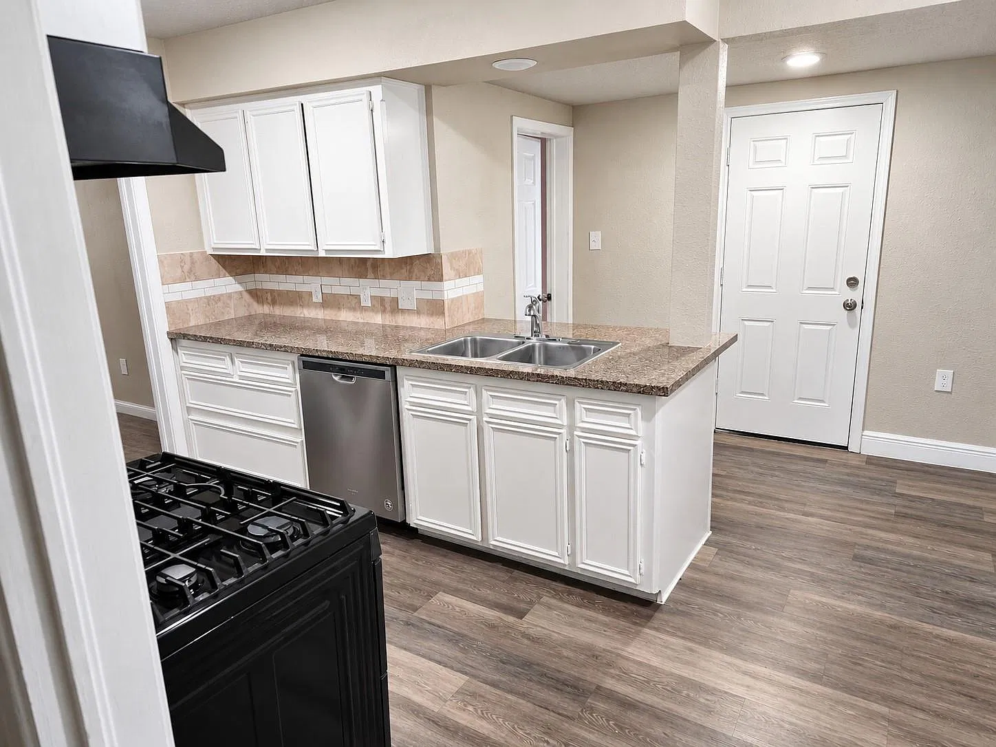 4 bed, 1.0 bath, 1510 sqft, $1,850 — Photo 4