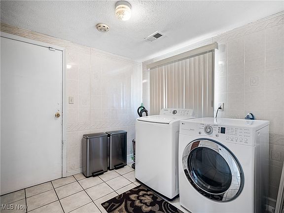 3rd image of 13915 Heatherwood Dr