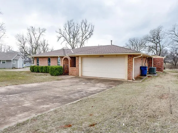1892 W Lake Park Dr, Mustang, OK 73064