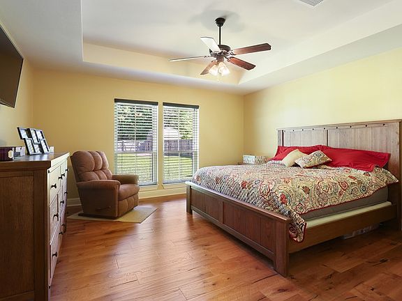 5th image of 8169 Versailles Ave