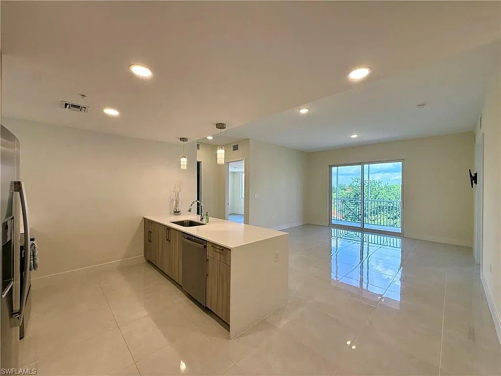 3 bed, 2.0 bath, 1338 sqft, $3,400 — Photo 4