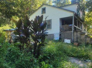 573 Hurricane Creek Rd, Hyden, KY 41749