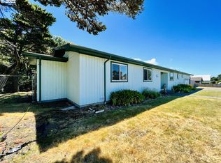 925 Jackson Ave SW, Bandon, OR 97411